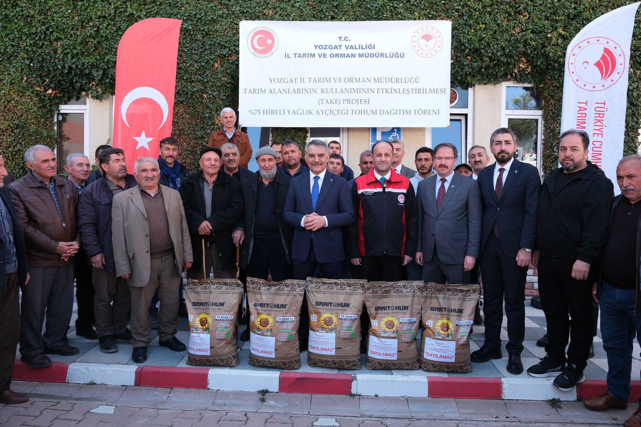 Çiftçilere 676 paket hibrit ayçiçeği tohumu dağıtıldı