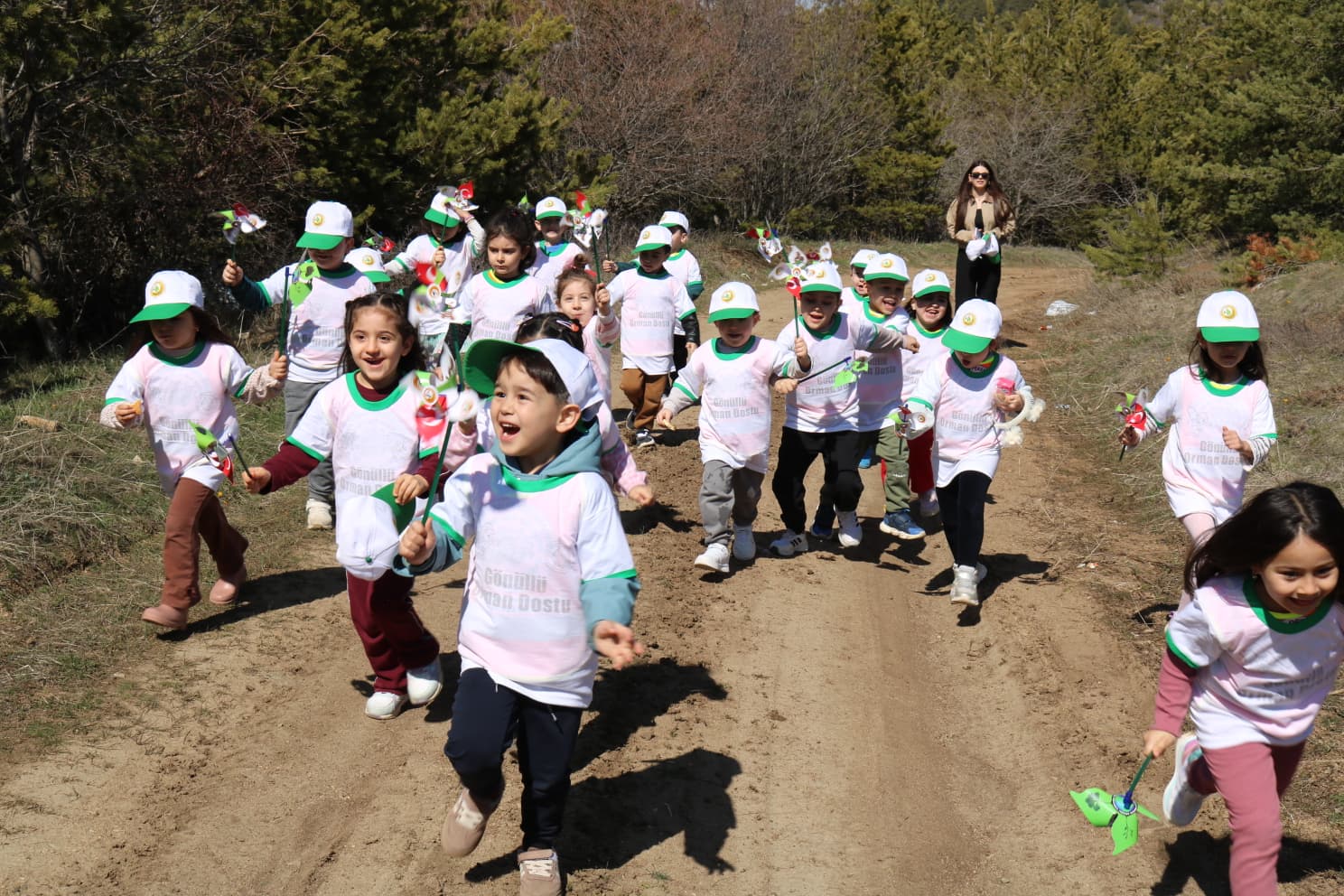 Yozgat’ta minik eller geleceğe fidan dikti